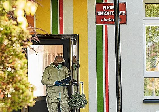 Un policía inspecciona el orfanato donde un joven mató con cuchillo a una adolescente en Polonia