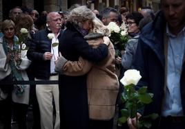 La viuda de Ordóñez, Ana Iríbar, se abraza a Consuelo, la hermana del edil del PP, en un homenaje.