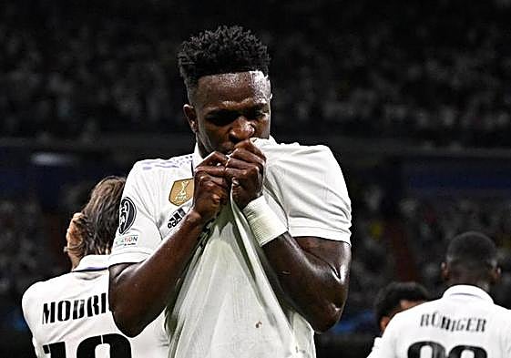 Vinicius se besa el escudo del Real Madrid tras marcar ante el City.