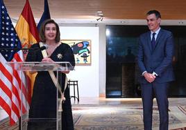 Pedro Sánchez, tras entregar a Nancy Pelosi la Gran Cruz de la Orden de Isabel la Católica.