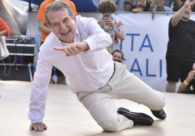 El alcalde de Vigo, Abel Caballero, bailando 'break dance'.