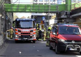 Los equipos de rescate llegan a la escena del accidente donde ha colapsado un puente peatonal a las afueras de Helsinki