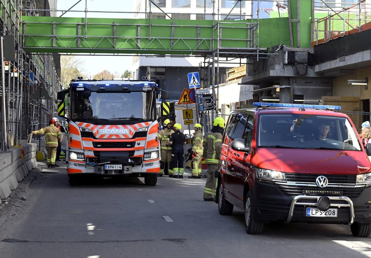 Los equipos de rescate llegan a la escena del accidente donde ha colapsado un puente peatonal a las afueras de Helsinki