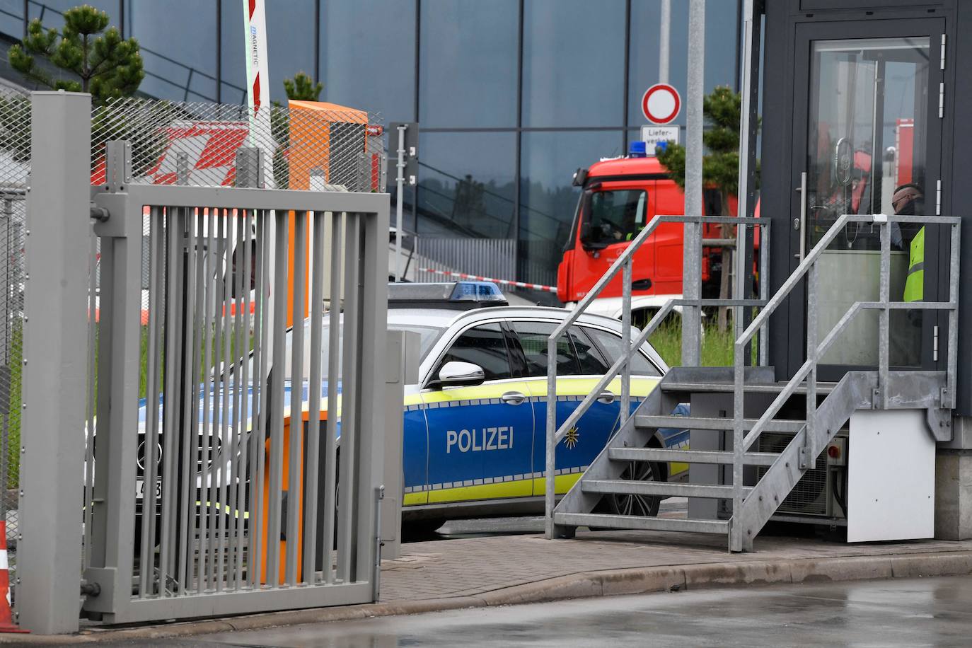 Una patrulla de la Policía en la fabrica de Mercedes Benz en Sindelfingen, en Alemania, donde ha ocurrido un tiroteo