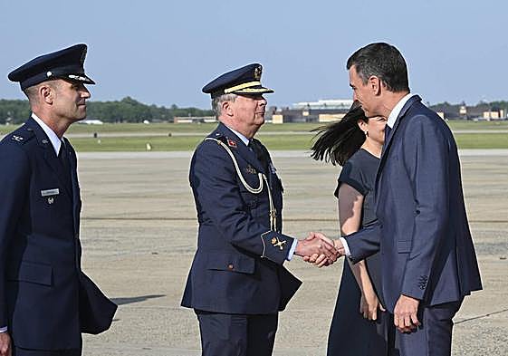 El presidente del Gobierno, Pedro Sánchez, a su llegada este jueves a la base aérea de Andrews, en Washington.