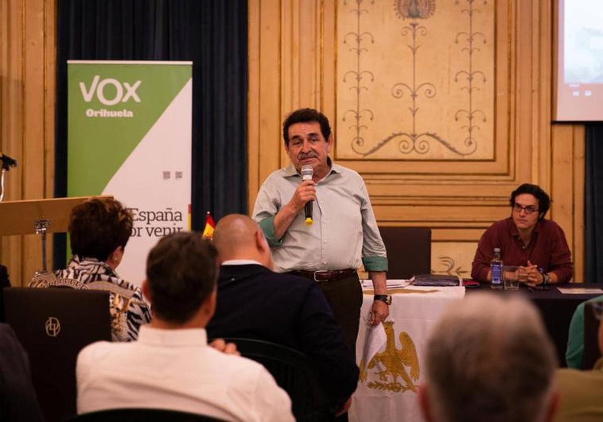 Manuel Mestre, durante su discurso en el salón de baile del Casino de Orihuela.