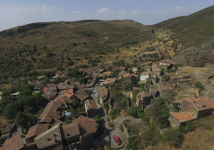 Vista de Patones de Arriba, donde reside Charito, un pueblo medieval de construcciones de pizarra, que lo convierten en uno de los más bonitos de Madrid.