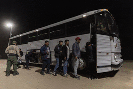 Varios migrantes se entregan a la patrulla fronteriza de EE UU