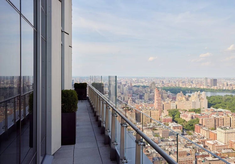 Terraza y vistas del 'penthouse' de Shiv en 'Succession'.