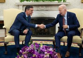 El presidente del Gobierno, Pedro Sánchez, junto a Joe Biden en el Despacho Oval.