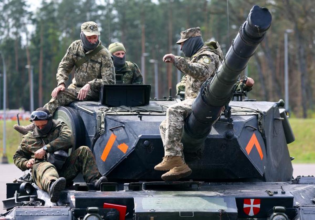 Soldados ucranianos son adiestrados en Alemania en el manejo de los Leopard.