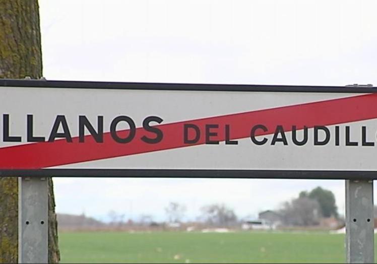 Cártel de bienvenida a Llanos del Caudillo (Ciudad Real).