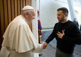 El Papa estrecha la mano de Zelenski durante la recepción que le ofreció en el Vaticano durante su visita a Roma.