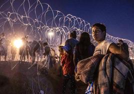 Una multitud de migrantes hace cola para cruzar la frontera y buscar asilo en El Paso.