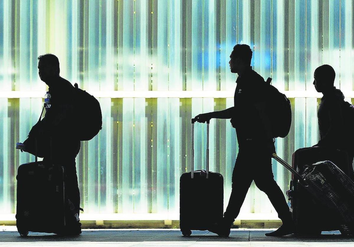 El incremento de los precios no ha desanimado a los españoles, que siguen llenando aeropuertos.