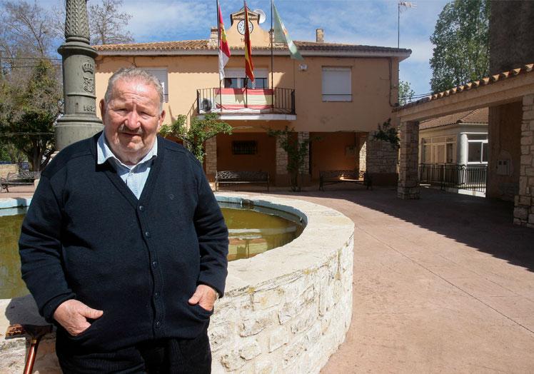 Ignacio Gordón en la actualidad, enfrente del Ayuntamiento de Matillas (Guadalajara).