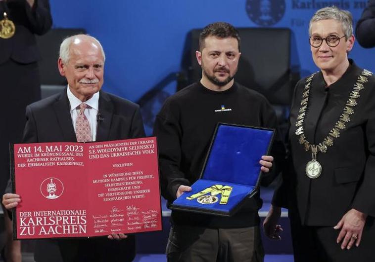 El presidente ucraniano, Volodímir Zelenski, posa con el galardón.