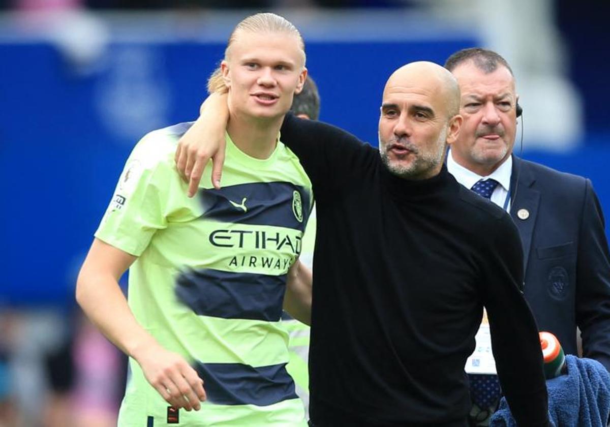 Haaland y Guardiola, celebrando la victoria del Manchester City frente al Everton.