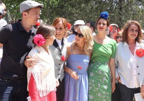 Yolanda Diaz se fotografía con los representantes de Más Madrid en la Pradera de San Isidro.