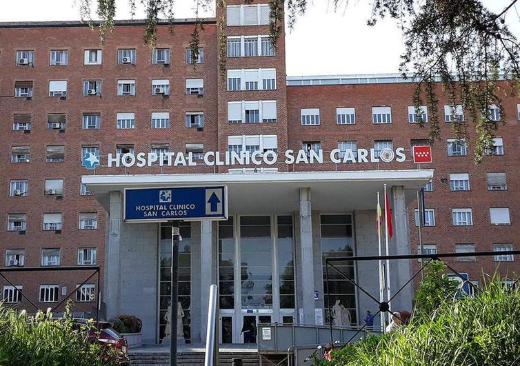 Fachada principal del Hospital Clínico San Carlos de Madrid.