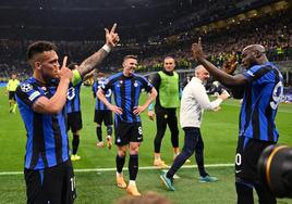 Lautaro y Lukaku celebran el gol del argentino.