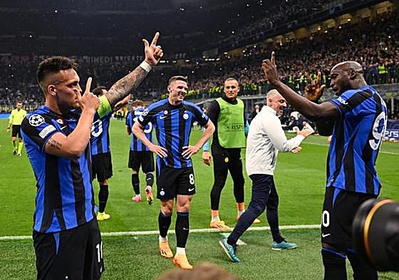 Lautaro y Lukaku celebran el gol del argentino.