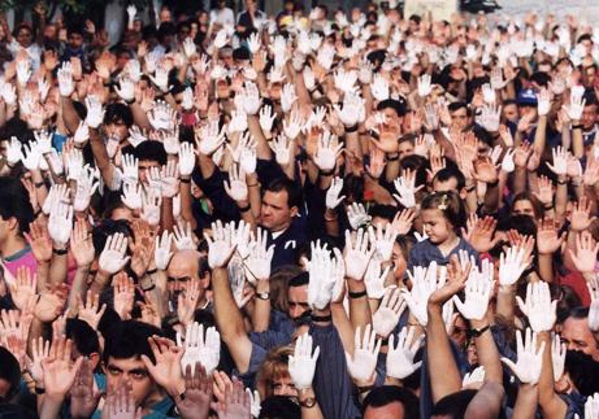 Manifestación de manos blancas tras el asesinato de Miguel Ángel Blanco por ETA.