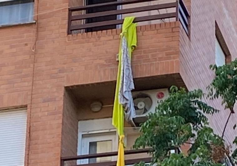 Un hombre de 77 años muere tras descolgarse con unas sábanas desde su balcón