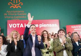 Sánchez, este lunes en Vitoria, junto a la candidata del PSE a Diputada General de Álava, Cristina González; la aspirante a la alcaldía, Maider Etxebarría y el secretario general de la formación, Eneko Andueza.