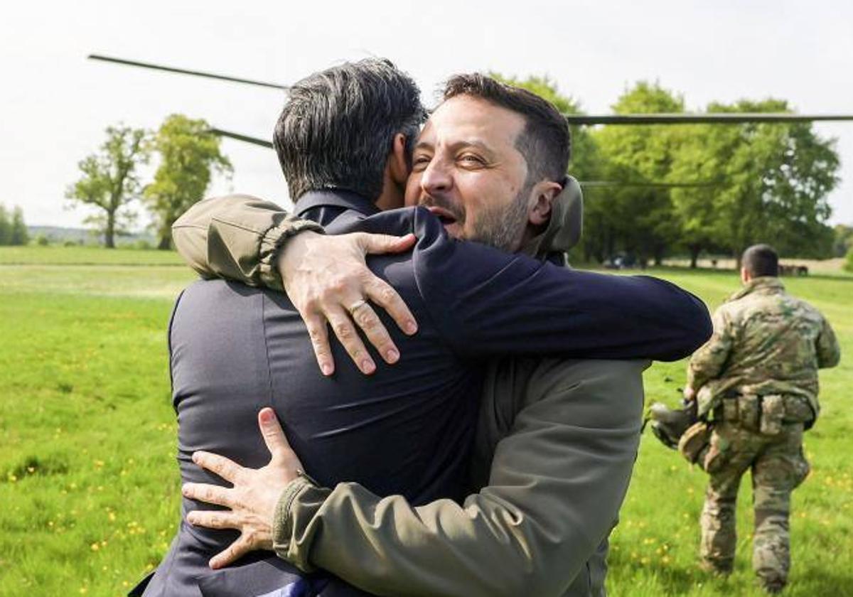 Rishi Sunak recibe a Zelenski con un abrazo