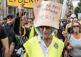 Varios franceses participan en una protesta contra el certificado covid y la vacunación obligatoria
