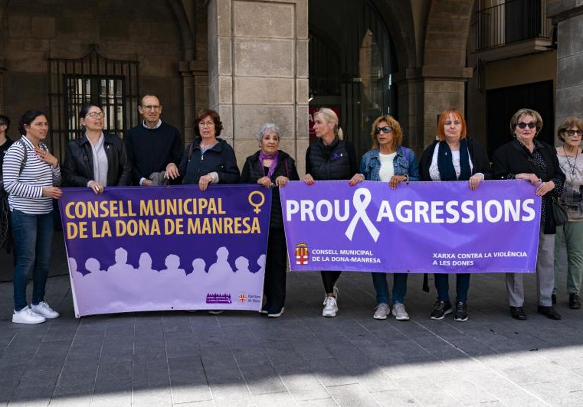 Vecinos y amigos se concentran este martes en la Plaza Mayor de Manresa.