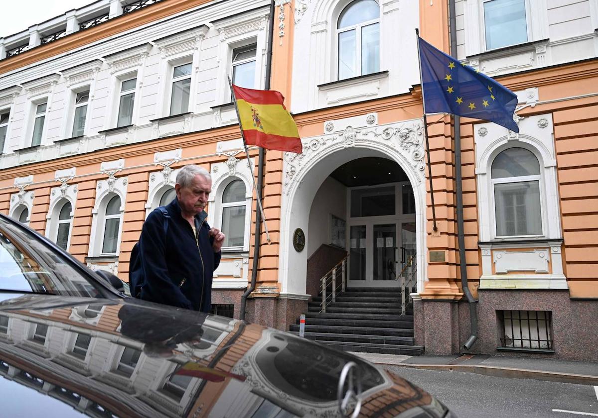 Un hombre camina por delante de la Embajada de España en Moscú.