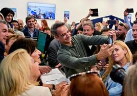 Kyriakos Mitsotakis se hace un selfi en una oficina de su partido, Nueva Democracia, en Atenas.
