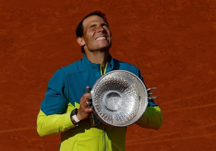 Rafa Nadal, con el trofeo de Roland Garros conquistado en 2022.