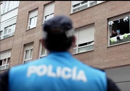 Un policía local patrulla durante uno de los días del confinamiento de 2020