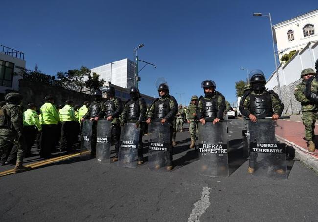 Policías y militares desplegados en los alrededores del Parlamento.