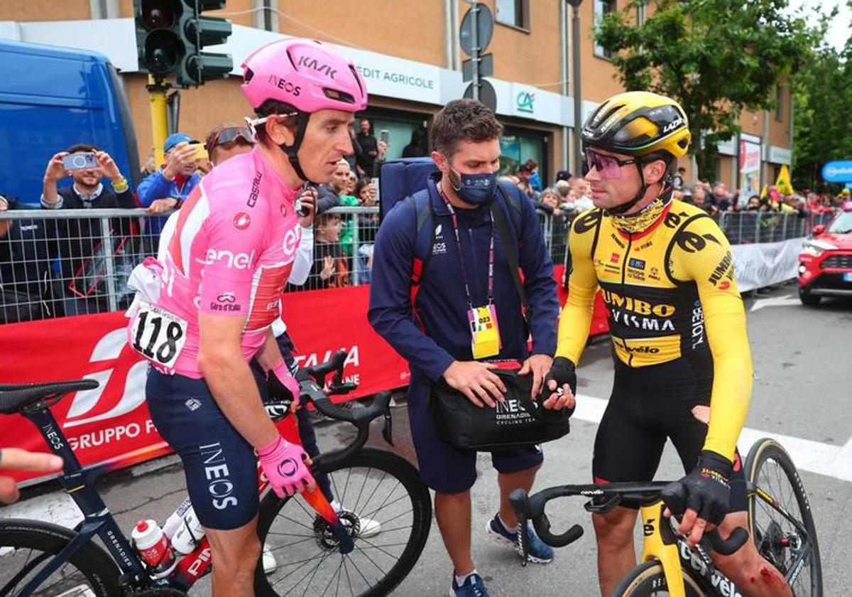 Thomas y Roglic comentan la caída al final de la etapa.