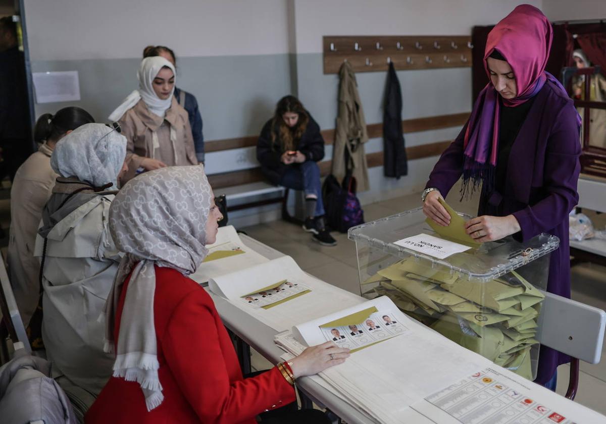 Ciudadanas turcas votan en la primera vuelta de las elecciones presidenciales