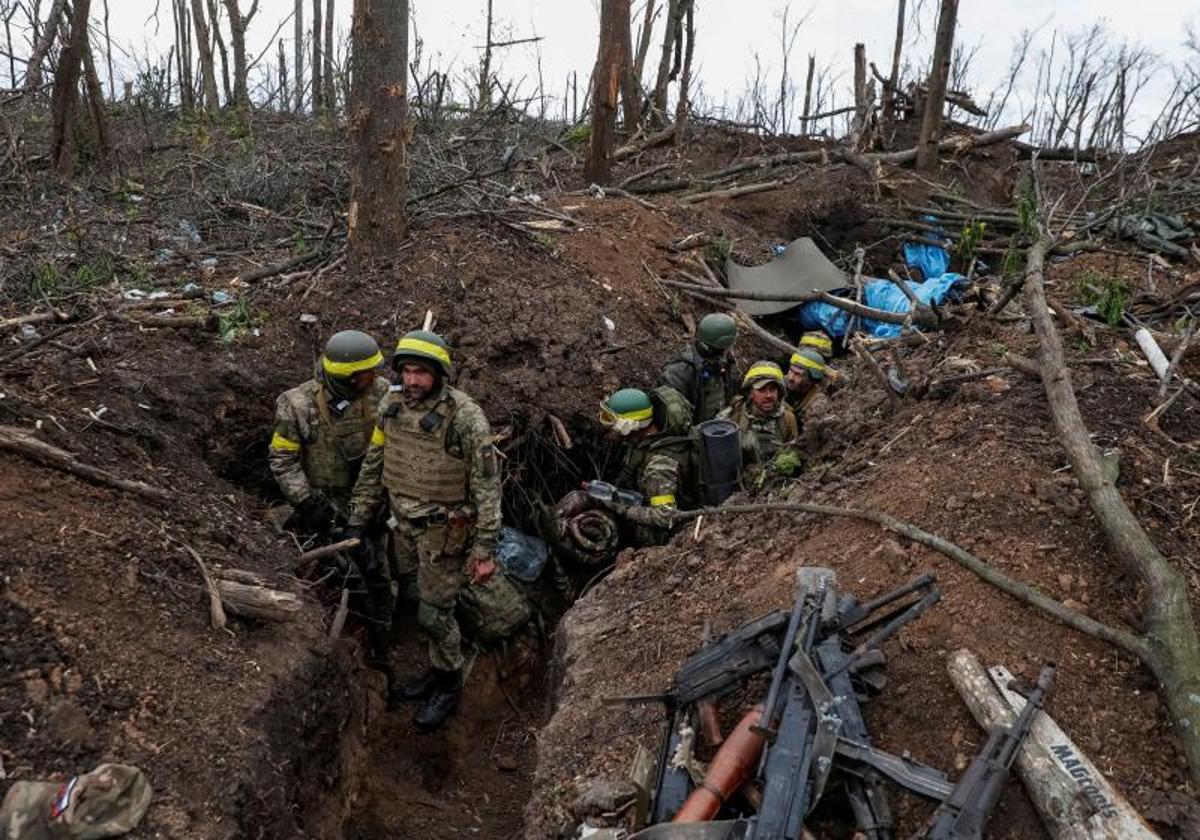 Militares ucranianos en una trinchera próxima a la ciudad de Bajmut