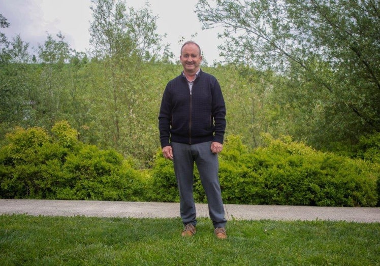 Manolo Romero, alcalde del Valle de Aranguren (Navarra), en un parque del municipio.