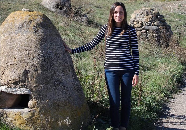 Paula, junto a una de las lumbreras de las bodegas en cerro de Ambel, un pueblo de tradición vitivinícola.