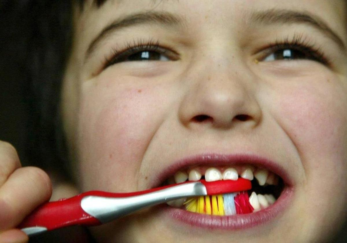 Un niño se cepilla los dientes.