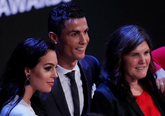 Dolores Aveiro junto a Cristiano Ronaldo y Georgina, en una imagen de de archivo.