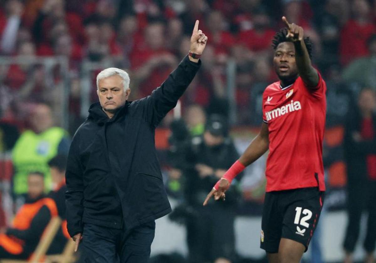 José Mourinho, junto al jugador del Leverkusen Edmond Tabsoba.