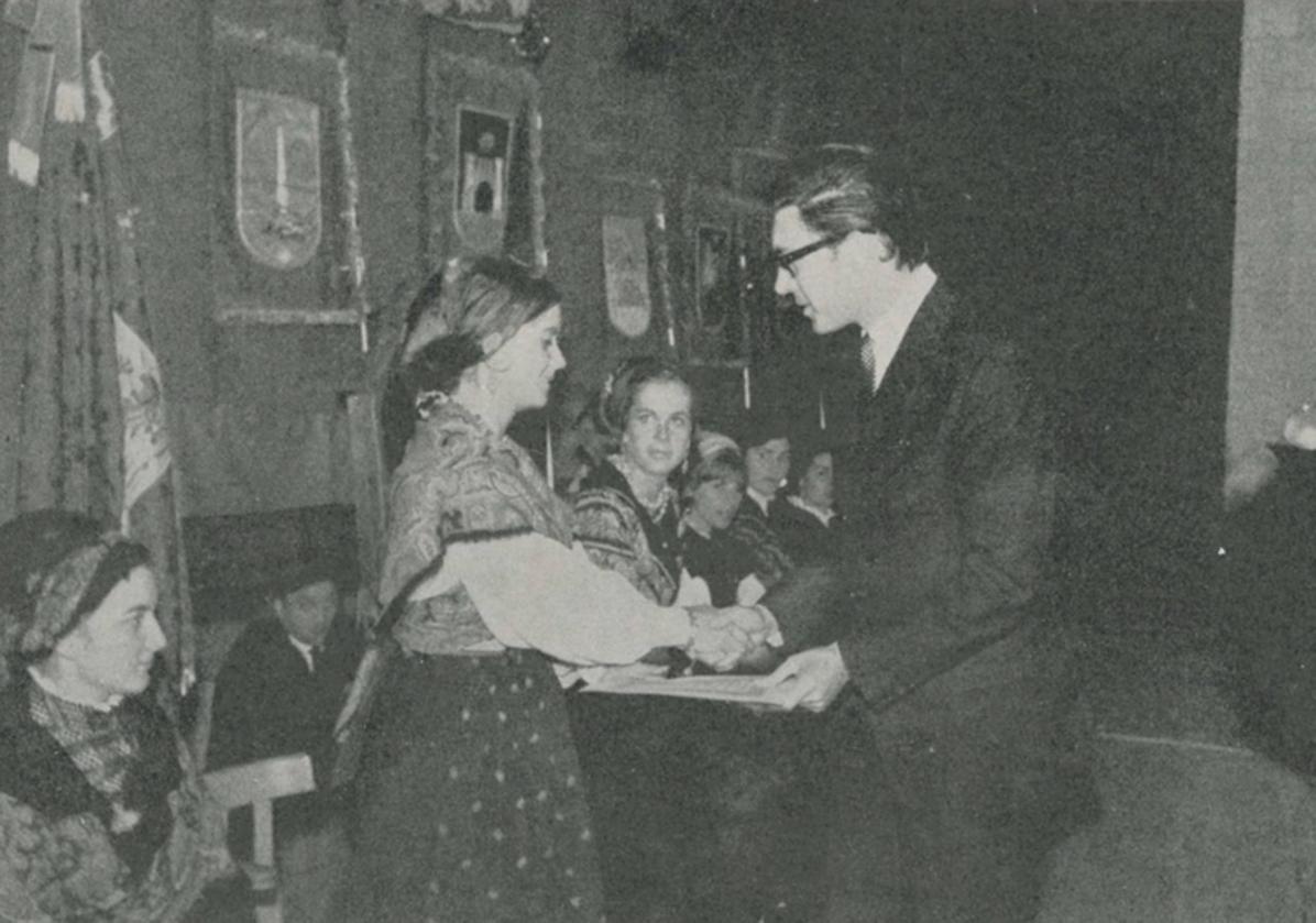 Un joven Francisco Umbral recoge el premio otorgado en 1965 a su primera novela.