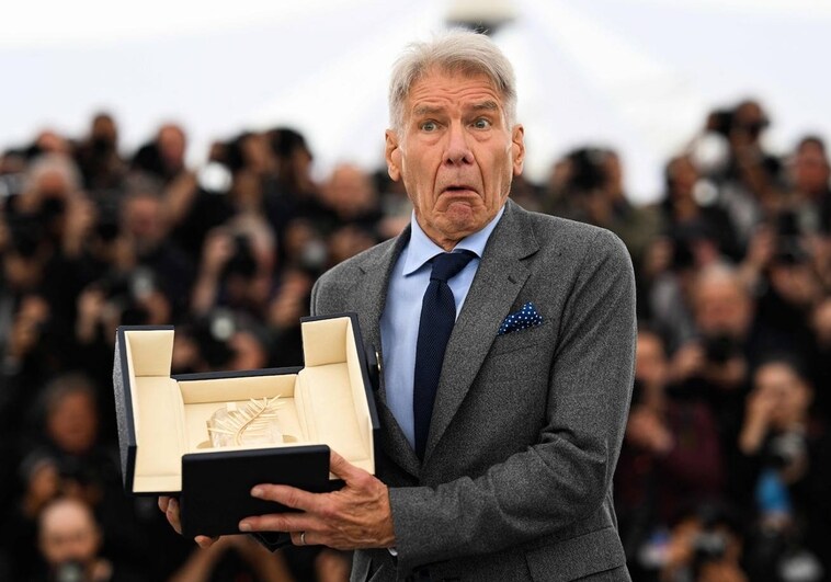 Harrison Ford posa con la Palma de Oro honorífica con la que le ha distinguido el Festival de Cannes por su trayectoria en el cine.
