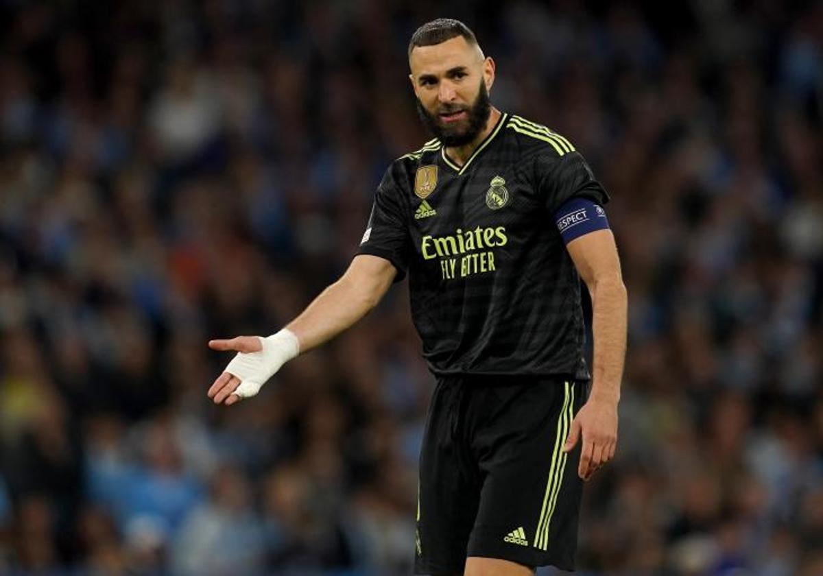 Benzema gesticula durante el partido ante el Manchester City en el Etihad.