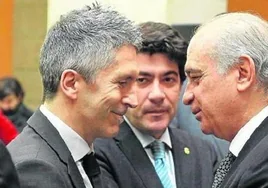 Imagen de archivo de Marlaska saludando a Jorge Fernández cuando éste último era ministro del Interior