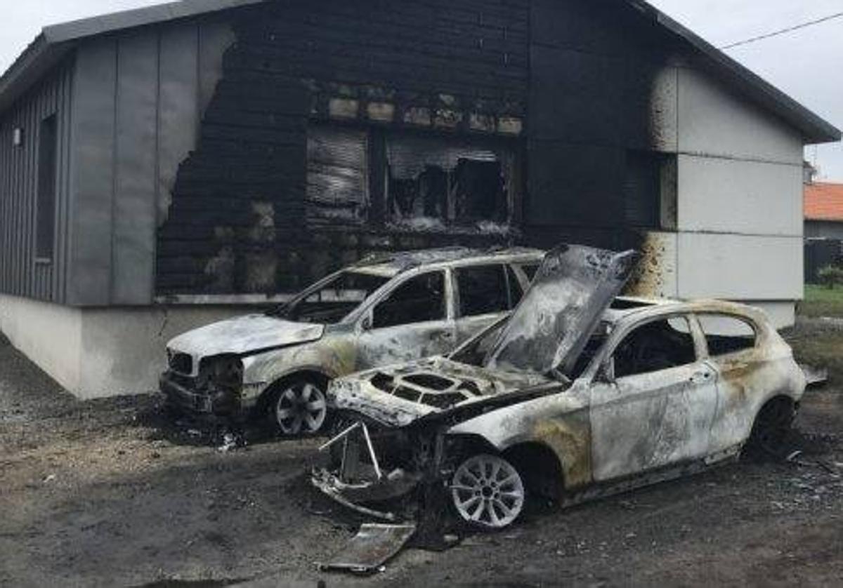 El incendio calcinó los dos vehículos de Morez y la fachada de su vivienda.